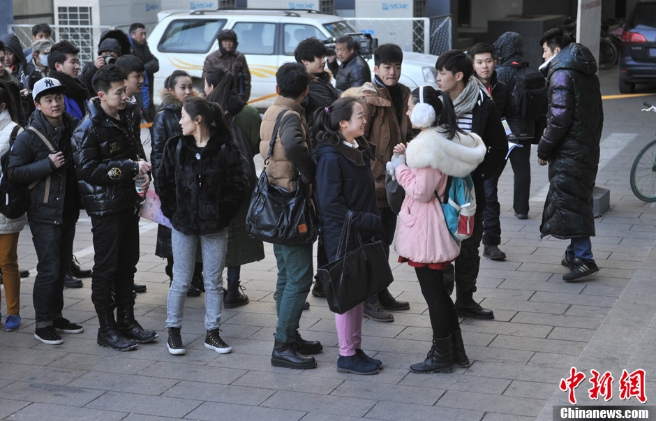 圖為表演系考生走出考場。