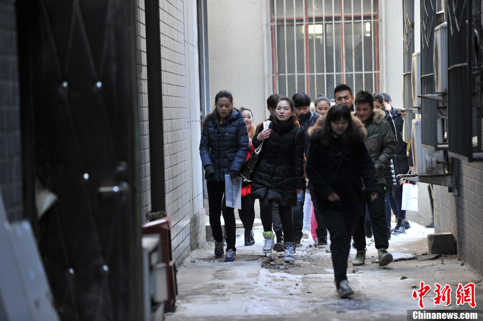 圖為表演系考生走出考場。