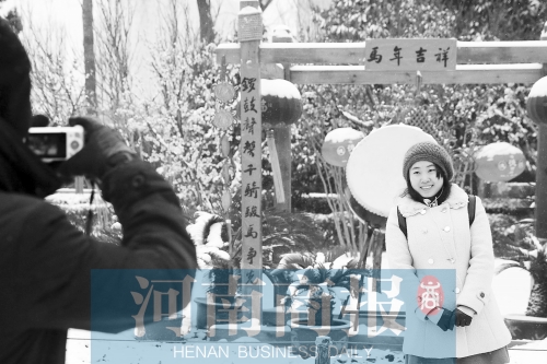 紫荊山公園里布置喜慶，引來(lái)不少游客合影留念。記者 楊東華/攝