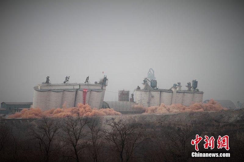 　2014年2月17日，石家莊市再次啟動壓減水泥過剩產(chǎn)能、治理大氣污染水泥企業(yè)集中爆破拆除行動。