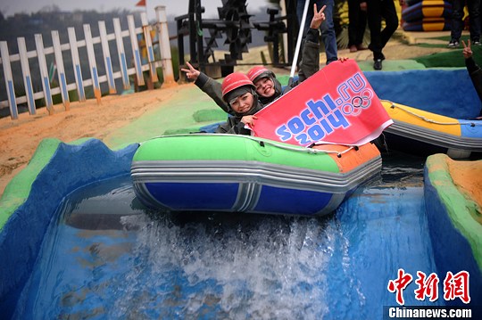 　圖為外國友人舉著標(biāo)語體驗水上漂。陳超　攝