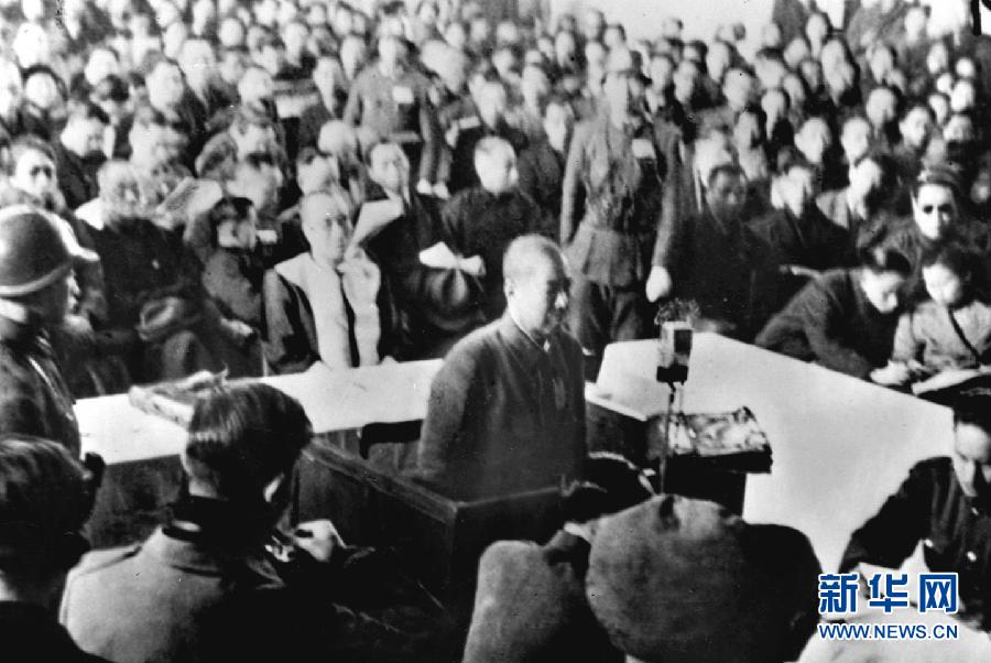 這是抗日戰(zhàn)爭勝利后，制造南京大屠殺的主要罪犯、日軍第6師團(tuán)師團(tuán)長谷壽夫被押上審判臺并被處死刑。