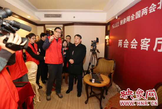 朱夏炎視察映象網(wǎng)全國兩會北京演播室 寄語爭做第一 朱夏炎視察映象網(wǎng)全國兩會北京演播室 寄語爭做第一