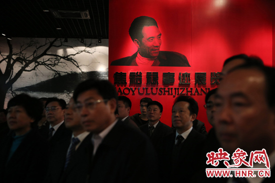 在焦裕祿紀(jì)念館，參觀的人絡(luò)繹不絕，一批批來自全國(guó)各地的黨員干部前來學(xué)習(xí)焦裕祿事跡