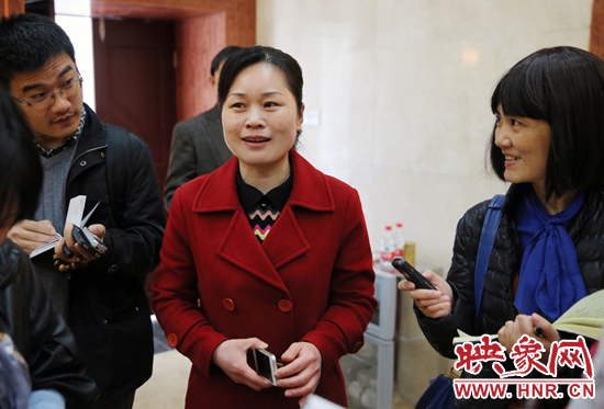 董亞娜是焦裕祿紀(jì)念館副館長(zhǎng)，她兩次給習(xí)近平講解，贊總書記看得仔細(xì)，聽得認(rèn)真。3月20日，記者在蘭考采