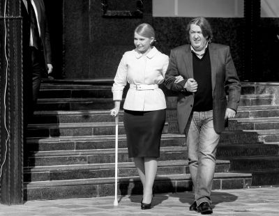 3月27日，烏克蘭基輔，前總理季莫申科在朋友的陪伴下赴新聞發(fā)布會(huì)現(xiàn)場(chǎng)，宣布將參加烏克蘭總統(tǒng)選舉。