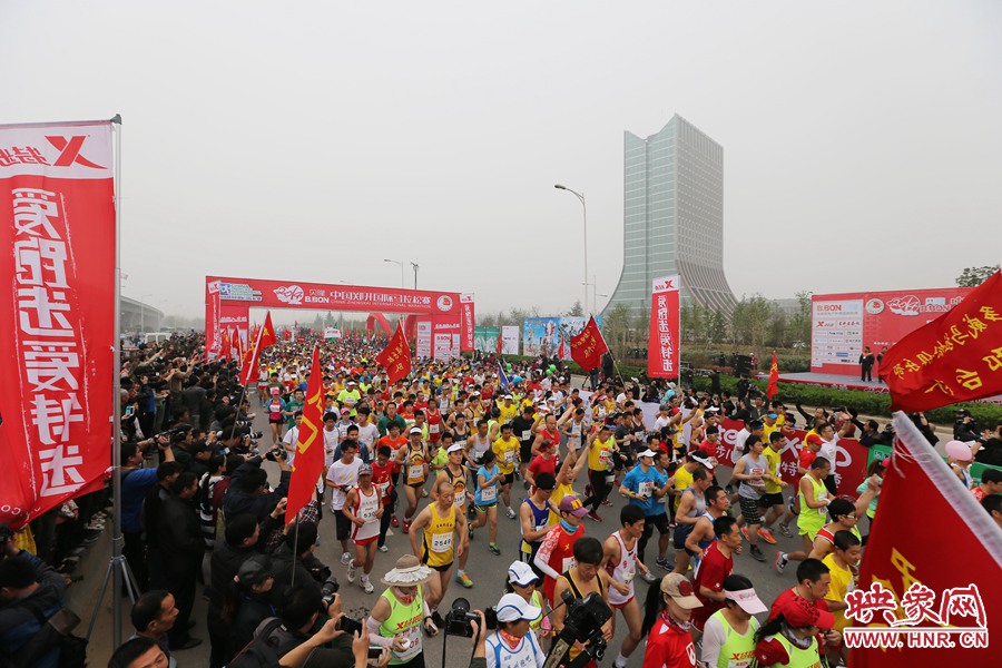 彩旗飄飄的起跑點(diǎn)。