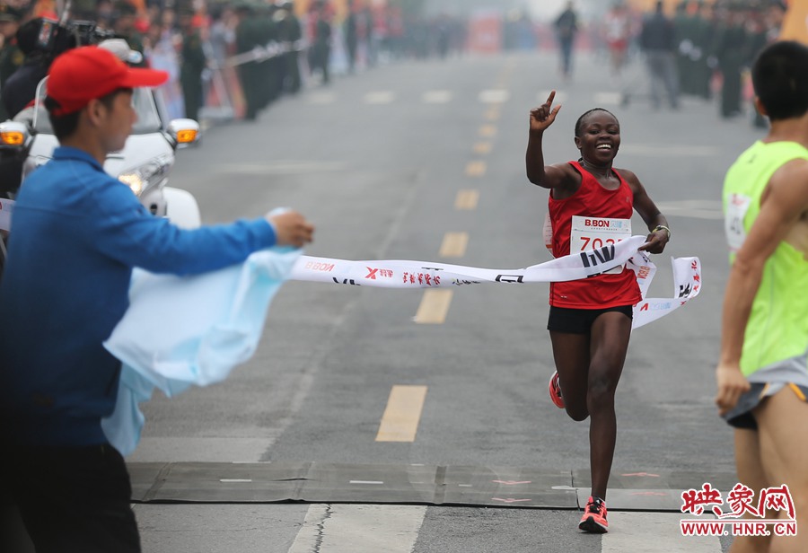 女子全程第一個(gè)沖過(guò)終點(diǎn)線的選手。