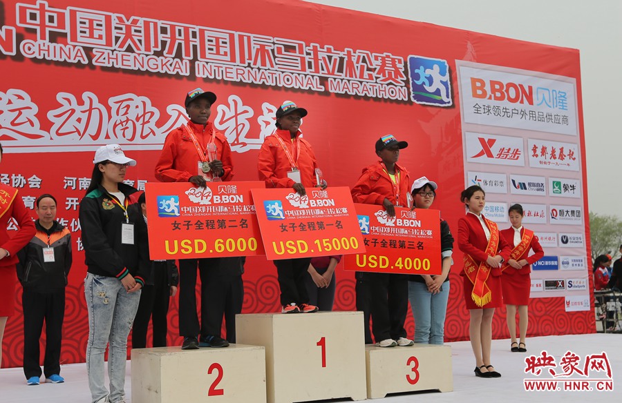 女子全程前三名選手。