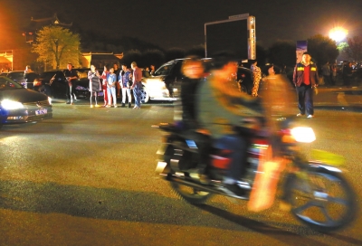 3月30日凌晨，地震發(fā)生后，秭歸縣城一些居民聚集到開闊的廣場上。新華社發(fā)