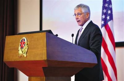 昨日下午，美國(guó)國(guó)防部長(zhǎng)哈格爾在中國(guó)國(guó)防大學(xué)發(fā)表演講。