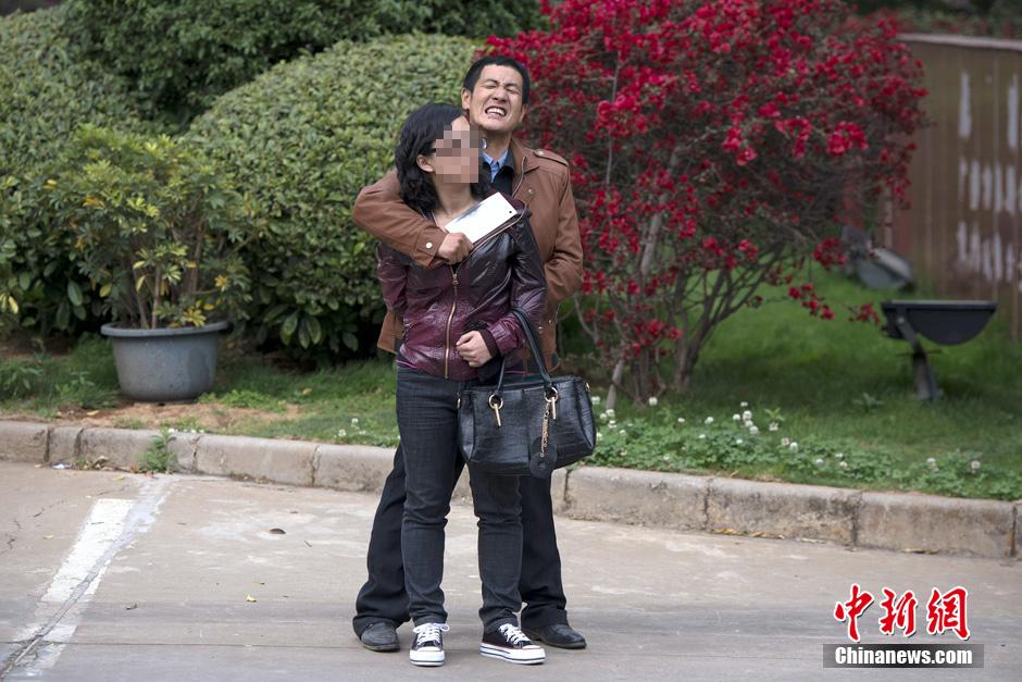 4月8日，劫持者與警方對峙。