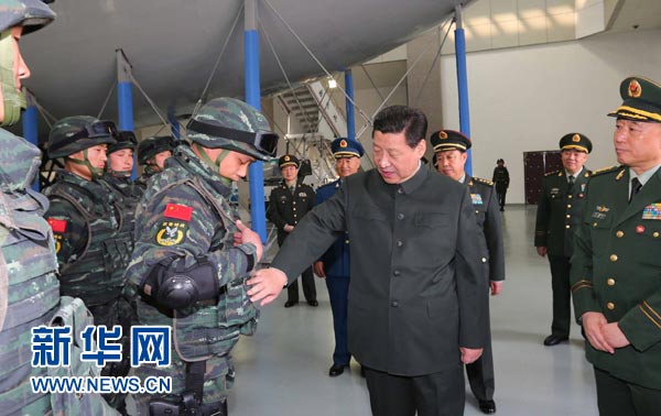 這是習近平同特戰(zhàn)隊員親切交談，詳細詢問他們的教學訓練和生活情況。