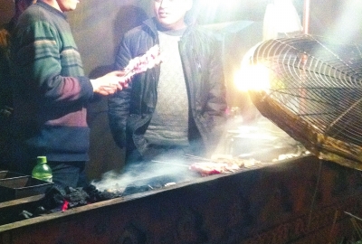 露天燒烤整夜煙熏火燎，路邊居民苦不堪言。