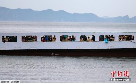 　4月17日清晨，失蹤者家屬乘坐渡輪前往事故現(xiàn)場(chǎng)。