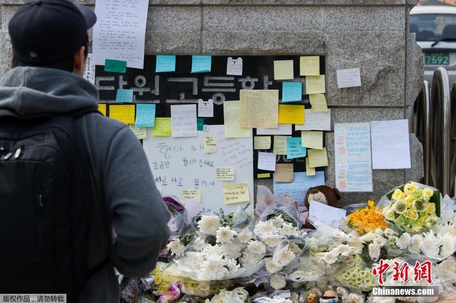 當(dāng)?shù)貢r間2014年4月21日，韓國安山，民眾持續(xù)為沉沒客輪失蹤乘客祈禱。