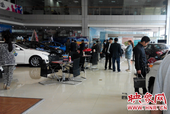 一大早來到4S店選車的顧客絡繹不絕。