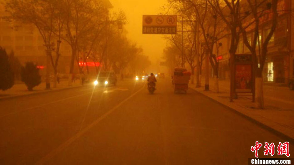 4月23日中午，甘肅酒泉多地出現(xiàn)強(qiáng)沙塵暴。