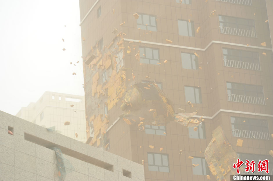 4月23日，受強(qiáng)冷空氣影響，新疆哈密出現(xiàn)出現(xiàn)強(qiáng)沙塵和降溫天氣，部分路段能見(jiàn)度不足50米