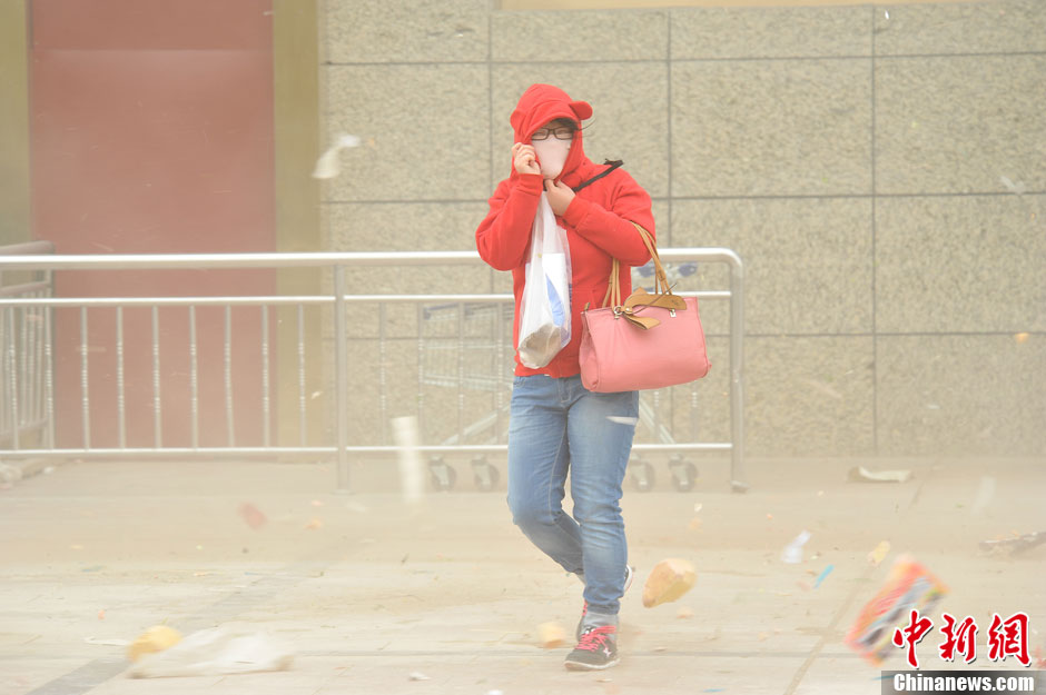 4月23日，受強(qiáng)冷空氣影響，新疆哈密出現(xiàn)出現(xiàn)強(qiáng)沙塵和降溫天氣