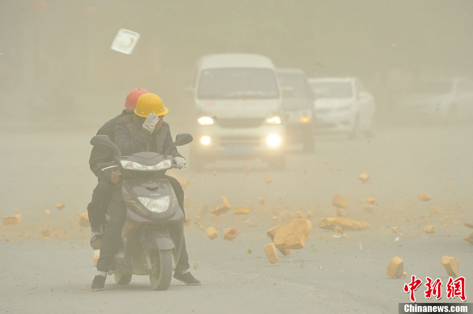 4月23日，受強(qiáng)冷空氣影響，新疆哈密出現(xiàn)出現(xiàn)強(qiáng)沙塵和降溫天氣