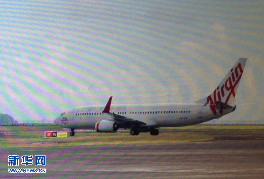 4月25日，迫降的澳大利亞維珍航空公司客機停在印度尼西亞巴厘島登巴薩機場（透過飛機舷窗拍攝）。