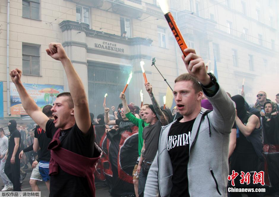 當(dāng)?shù)貢r間4月28日，烏克蘭哈爾科夫，親歐民眾和親俄民眾在街頭示威時發(fā)生大規(guī)模沖突。