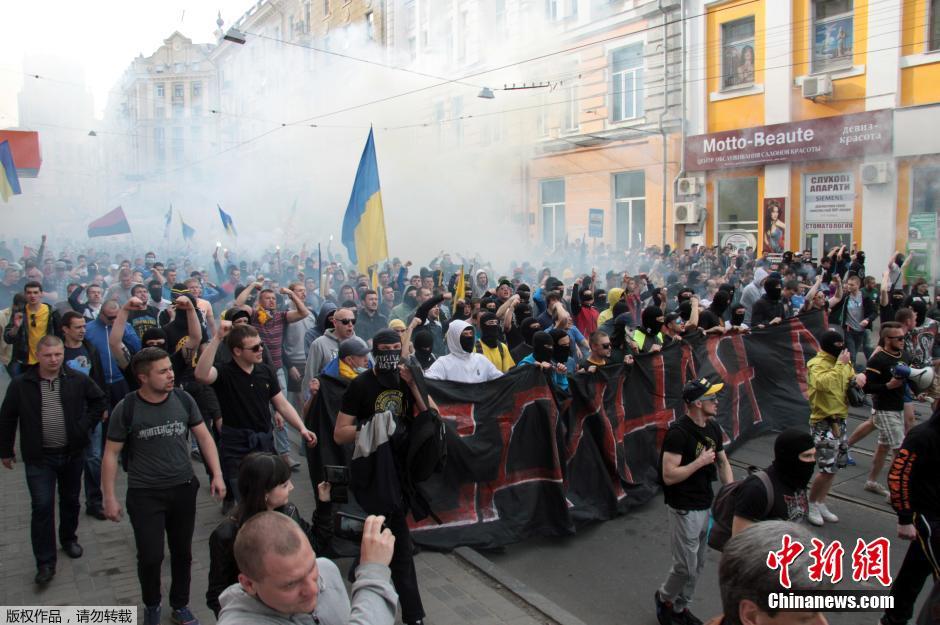 當(dāng)?shù)貢r間4月28日，烏克蘭哈爾科夫，親歐民眾和親俄民眾在街頭示威時發(fā)生大規(guī)模沖突。