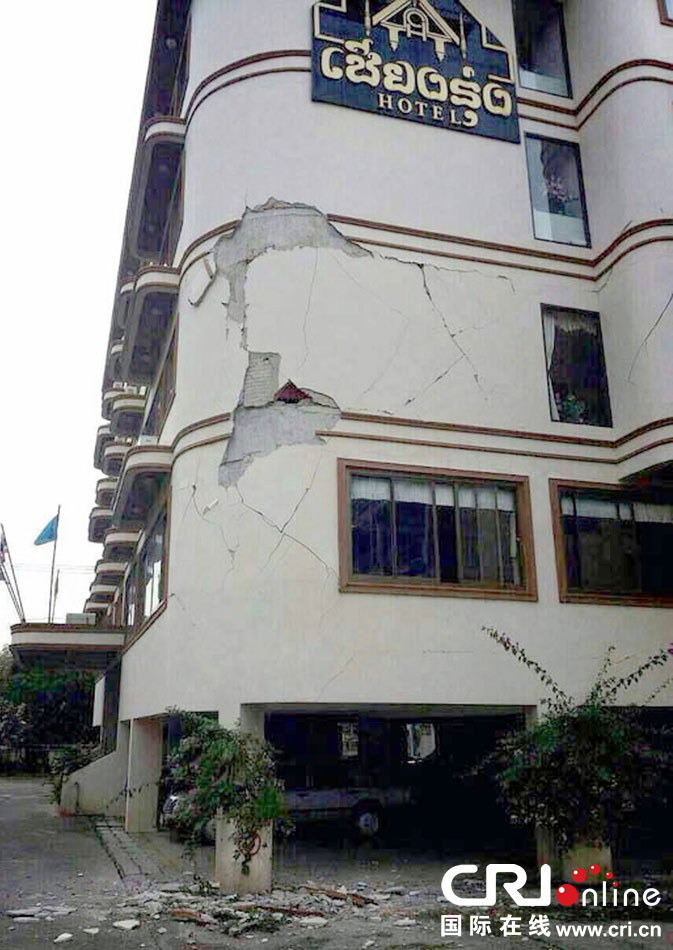 　當(dāng)?shù)貢r(shí)間2014年5月5日，泰國清萊，一棟酒店大樓墻皮脫落。 圖片來源：東方IC