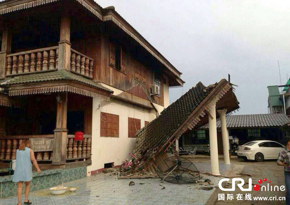 當(dāng)?shù)貢r(shí)間2014年5月5日，泰國清萊，一名婦女看著受損的房屋。 圖片來源：東方IC