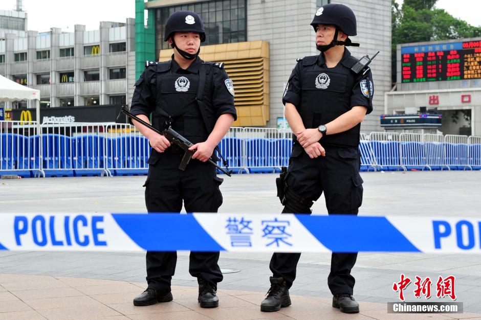 圖為廣州特警在案發(fā)現(xiàn)場戒備。