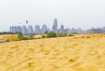 鄭州龍湖邊現(xiàn)人造沙漠 風(fēng)起揚沙坑苦附近居民