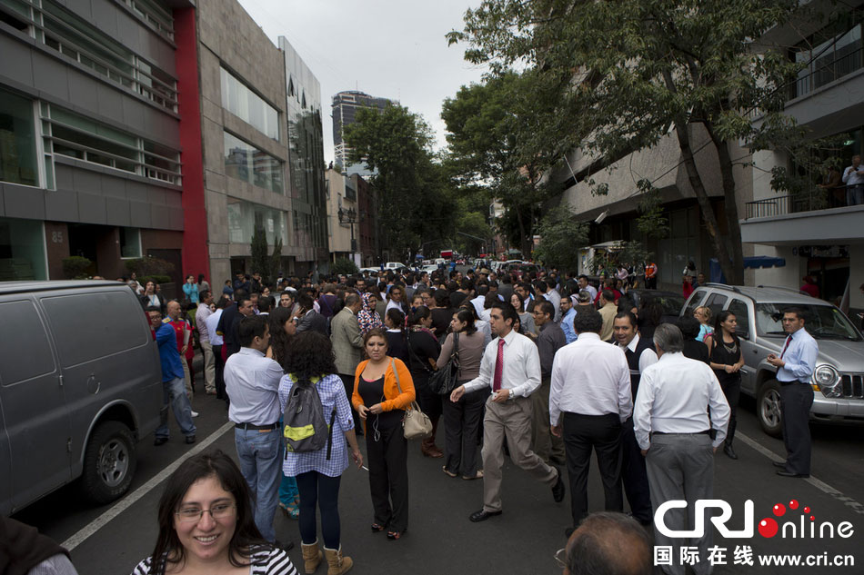 當(dāng)?shù)貢r(shí)間2014年5月8日，墨西哥墨西哥城，市民聚集在街道上?！D片來(lái)源：Rebecca Black