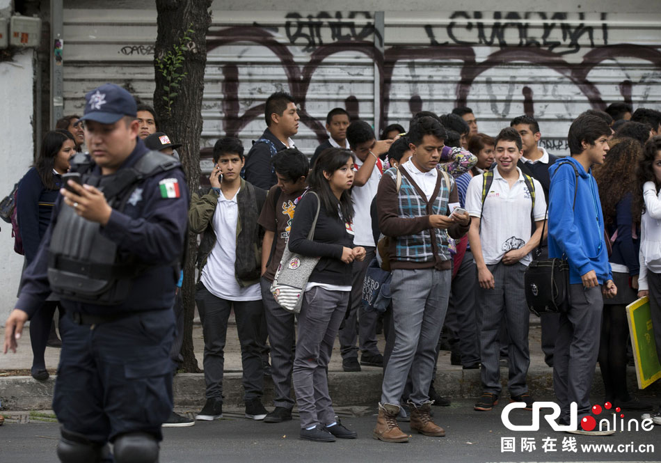 當(dāng)?shù)貢r(shí)間2014年5月8日，墨西哥墨西哥城，市民等在路邊等待道路重新開啟。