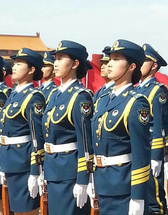 中國三軍儀仗隊首現(xiàn)女兵