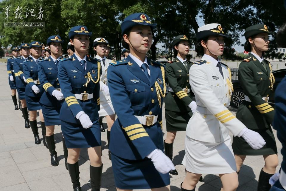 解放軍首批女儀仗兵亮相，90%以上擁有大專以上學(xué)歷，平均身高1.72米。圖為女兵儀仗隊。