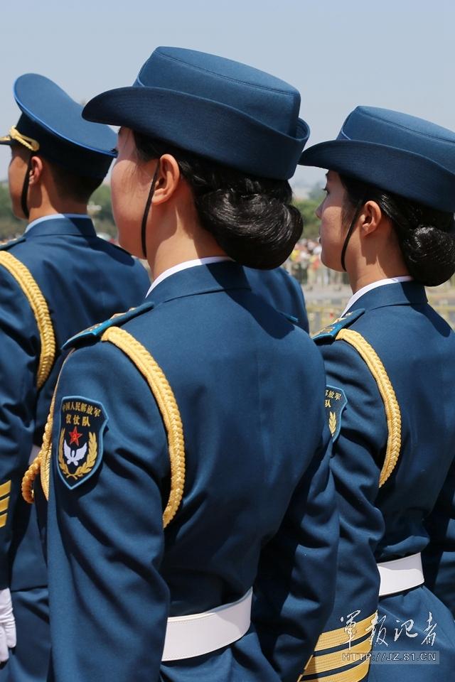解放軍首批女儀仗兵亮相，90%以上擁有大專以上學(xué)歷，平均身高1.72米。圖為女兵儀仗隊。
