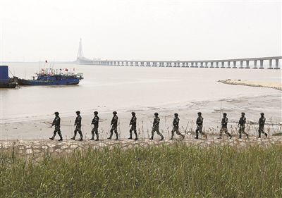 上海加強(qiáng)安保工作，警方在長(zhǎng)江沿岸巡邏