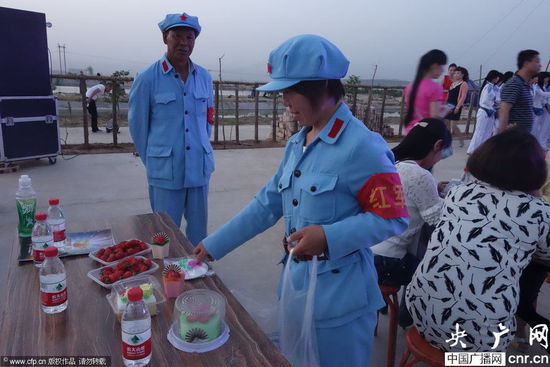 河南一農(nóng)場(chǎng)近百名員工著紅軍裝上班