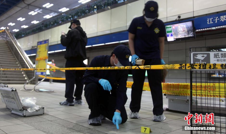 圖為新北市警察在現(xiàn)場勘查。中新社發(fā) 劉舒凌 攝