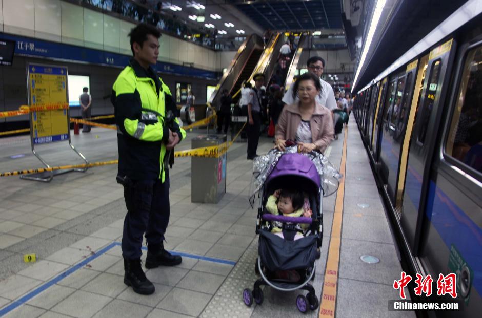 圖為新北市警察在現(xiàn)場勘查。中新社發(fā) 劉舒凌 攝