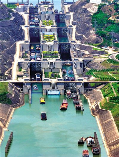 今年5月11日,三峽工程五級(jí)船閘,船只正在過(guò)閘。