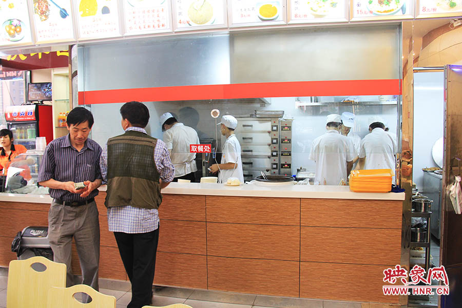 店面仍處于“試營業(yè)”狀態(tài),后廚的設備嶄新,看起來還算整潔。