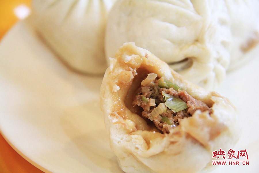 記者特意叫上一位去過北京正宗慶豐包子鋪的朋友前往試吃鑒定,兩者的味道差不多。