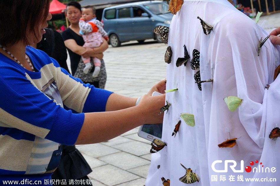 “蝴蝶仙子”身穿上百只剛剛扎死的蝴蝶。圖片來源：老祝/東方IC