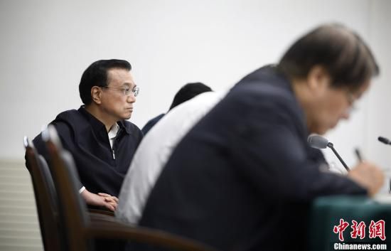 李克強在赤峰主持召開部分企業(yè)與金融機構負責人座談會。