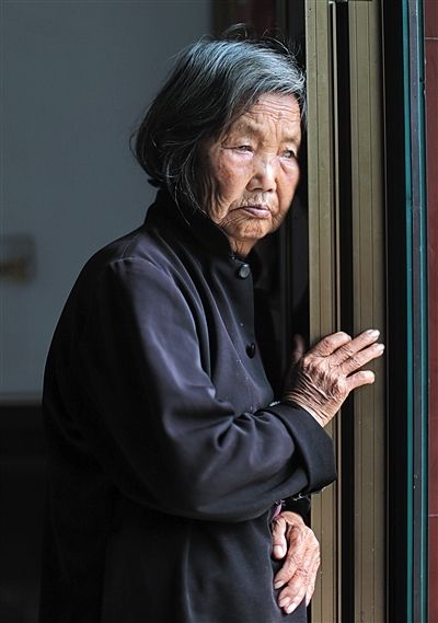 為了能“睡棺木”土葬，潘秀英四次喝農(nóng)藥自殺，后被搶救過來。