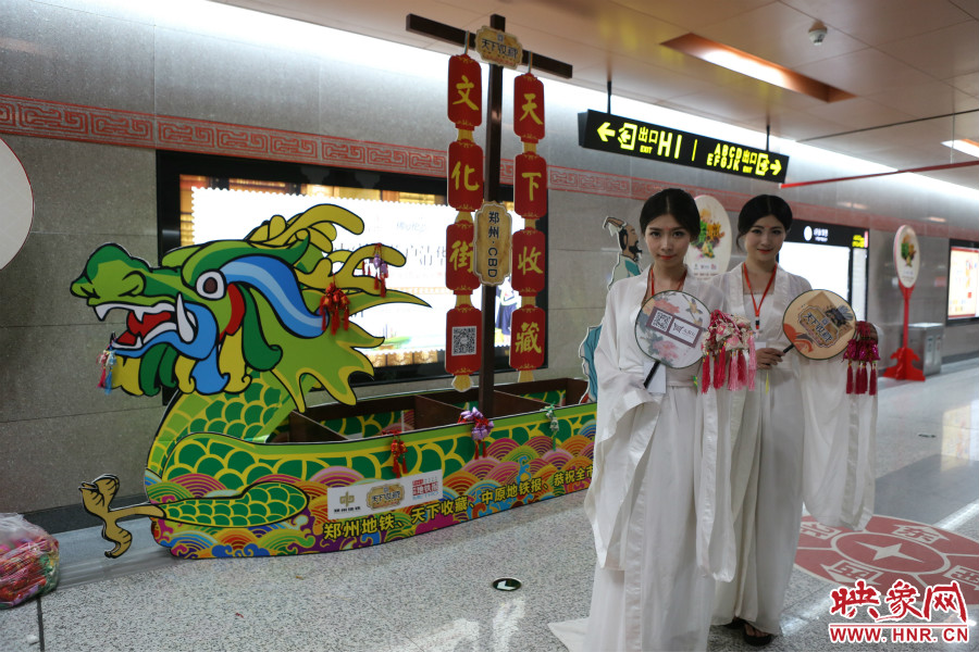 乘著龍舟“穿越”到鄭州的兩位古裝美女。