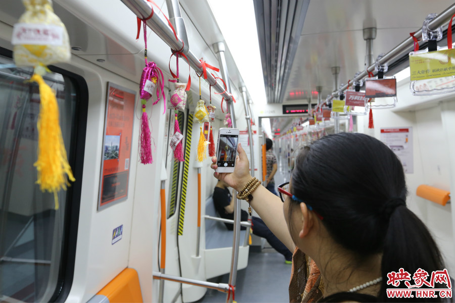 濃濃端午節(jié)氛圍的龍舟模型。