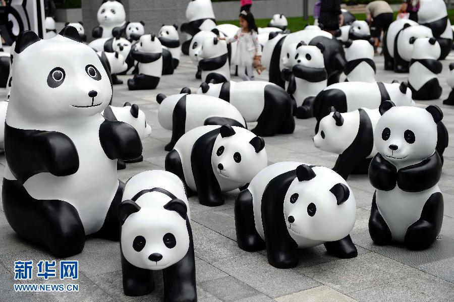 這是6月2日在上海靜安嘉里中心廣場拍攝的萌態(tài)百出的“熊貓”大軍。